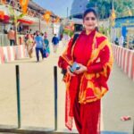 Neha Saxena Instagram - 8th March 2024 SriKalahasti darshanam 🙏🕉🔱🛕🚩💐🧿💫♥️🕉 Maha Shivaratri blessings 🙏🕉🔱🛕🚩 ॐ नमः पार्वती पतये हर हर महादेव 🙏🕉🕉🕉🕉🕉🕉🕉 Due to Shivaratri - Temple was heavily crowded but with the grace of Lord Shiva and Maa Parvati I had the best darshanam of my life within no time. TRULY MIRACULOUS 🧿🕉 Speechless 🙏🕉 Blessed with the best🙏 Received lot of love and blessings from everyone .After darshanam met these amazing students and teachers inside the temple .They were truly awesome 🤗 Thanks to the entire management 🙏❤️🕉🔱🛕🚩 @nehasaxenaofficial #nehasaxena💃🏻 #godsblessedchild😇 #srikalahasti #temple #visit #mahashivratri_special #shivratri2024 #shivparvati🙏 #blessings #spiritualjourney #godsgrace #gratitude #forever #iloveuall #godblessusall #omnamahshivaya🙏 #jaimatadi #omsairam🙏