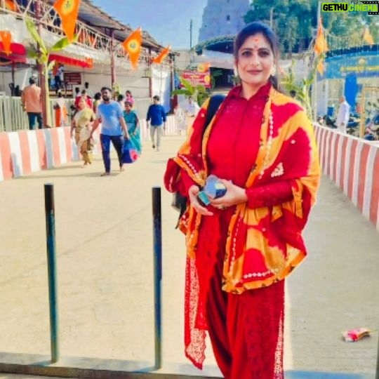 Neha Saxena Instagram - 8th March 2024 SriKalahasti darshanam 🙏🕉🔱🛕🚩💐🧿💫♥️🕉 Maha Shivaratri blessings 🙏🕉🔱🛕🚩 ॐ नमः पार्वती पतये हर हर महादेव 🙏🕉🕉🕉🕉🕉🕉🕉 Due to Shivaratri - Temple was heavily crowded but with the grace of Lord Shiva and Maa Parvati I had the best darshanam of my life within no time. TRULY MIRACULOUS 🧿🕉 Speechless 🙏🕉 Blessed with the best🙏 Received lot of love and blessings from everyone .After darshanam met these amazing students and teachers inside the temple .They were truly awesome 🤗 Thanks to the entire management 🙏❤️🕉🔱🛕🚩 @nehasaxenaofficial #nehasaxena💃🏻 #godsblessedchild😇 #srikalahasti #temple #visit #mahashivratri_special #shivratri2024 #shivparvati🙏 #blessings #spiritualjourney #godsgrace #gratitude #forever #iloveuall #godblessusall #omnamahshivaya🙏 #jaimatadi #omsairam🙏