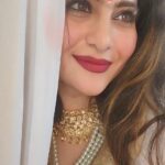 Neha Saxena Instagram - 🎶🎼❤️🎵🎧💿👌🥰❤️🎶🎼❤️💫🧿🧿 @nehasaxenaofficial #nehasaxena #oldsongs #best #everygreen #foodforsoul #peace #connectivity #musiclover #soulconnection #beautiful #magnetic #srk #kajol #ddlj #poeticthoughts #womanbeauty #fbreels #fbreelsfypシ゚viral #fbreelsvideo #fbreelsfypシ゚viralシ #fbpost2024 #facebookreel #instagood #instareels #reelitfeelit #socialmedia #post ❤️🥰🌟💫🧿🧿🧿