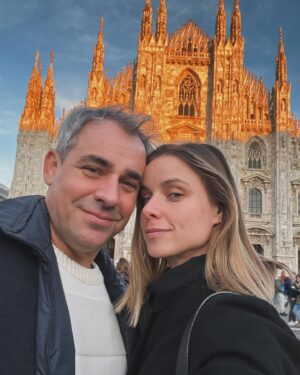Nela Pocisková Instagram - Tento chlap je o rok starší a ja milujem zážitky a tak som mu jeden venovala …. a dnes nám začína ❤️‍🔥 dúfam že sa bude tešiť aspoň tak ako ja 😂🫶🌟 

#milano #duomodimilano🇮🇹 #teatroalascala #gift