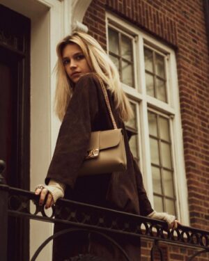 Nell Tiger Free Instagram - @celine 💙

#CELINEVICTOIRE  #CELINEBYHEDISLIMANE

📸 @ynnadnahc
