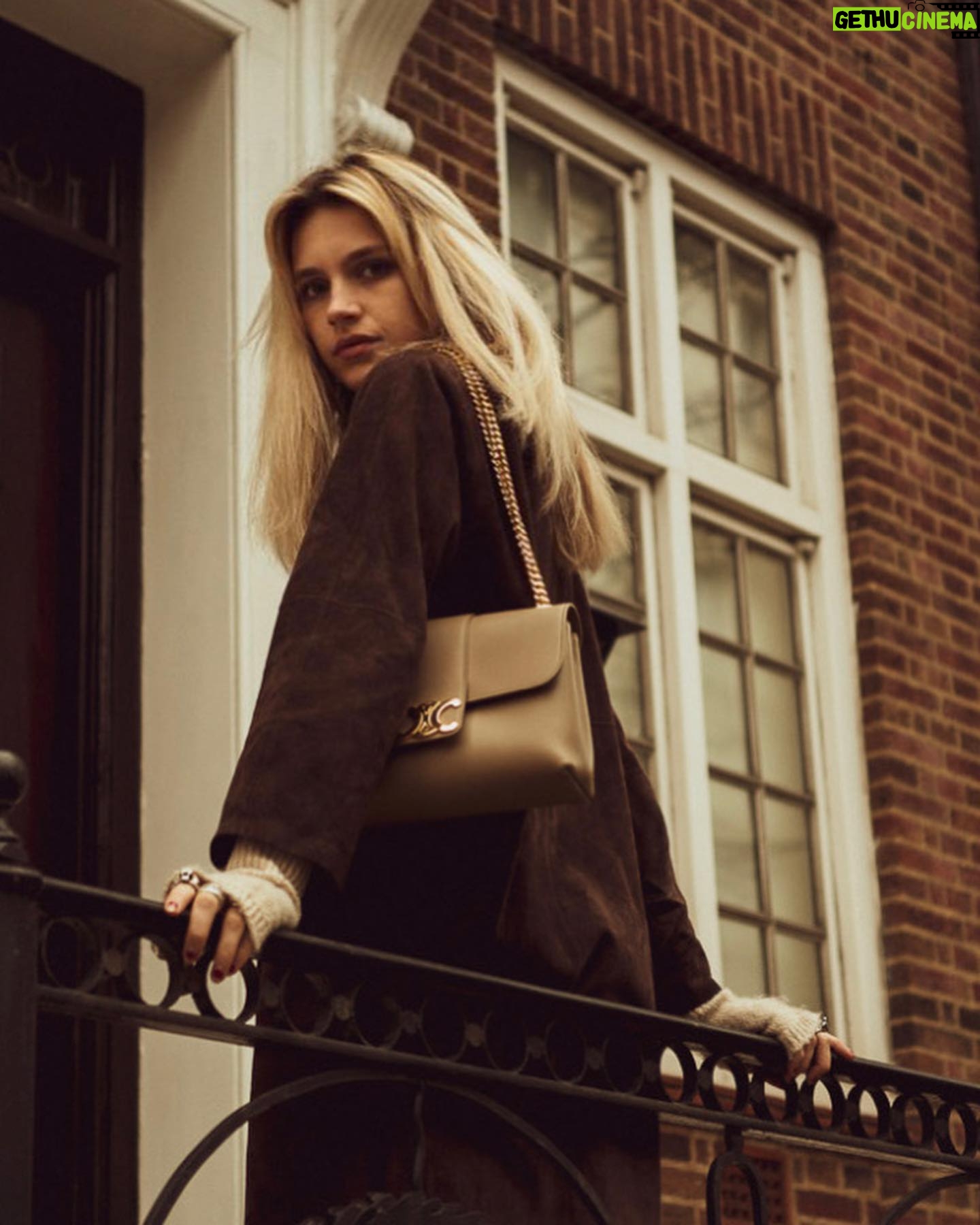 Nell Tiger Free - 9.2K Likes - @celine 💙
#CELINEVICTOIRE #CELINEBYHEDISLIMANE
📸 @ynnadnahc