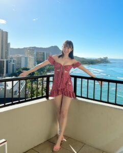 Nene Shida Instagram - 🏝️ ハワイに来てます🤙🏼 何で来てるかはまだ内緒っ ワイキキ最古の、モアナサーフライダー，ウェスティン・リゾート＆スパに泊まってます☺︎ 100年の歴史があるホテルなんですって🌺 お部屋のバルコニー、ホテルのすぐ前のビーチ、ビーチのそばで食べるビュッフェ✨夜はまた違う雰囲気になって🌙 ハワイ満喫中です♪ #モアナサーフライダー #moanasurfrider