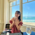 Nene Shida Instagram - 🏝️ ハワイに来てます🤙🏼 何で来てるかはまだ内緒っ ワイキキ最古の、モアナサーフライダー，ウェスティン・リゾート＆スパに泊まってます☺︎ 100年の歴史があるホテルなんですって🌺 お部屋のバルコニー、ホテルのすぐ前のビーチ、ビーチのそばで食べるビュッフェ✨夜はまた違う雰囲気になって🌙 ハワイ満喫中です♪ #モアナサーフライダー #moanasurfrider