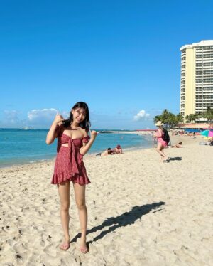 Nene Shida Instagram - 🏝️
ハワイに来てます🤙🏼
何で来てるかはまだ内緒っ

ワイキキ最古の、モアナサーフライダー，ウェスティン・リゾート＆スパに泊まってます☺︎
100年の歴史があるホテルなんですって🌺

お部屋のバルコニー、ホテルのすぐ前のビーチ、ビーチのそばで食べるビュッフェ✨夜はまた違う雰囲気になって🌙
ハワイ満喫中です♪

#モアナサーフライダー #moanasurfrider