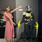 Nene Shida Instagram - もう観てくれた人ー！🙋🏻 生誕50周年記念 『THE仮面ライダー展』 📍ところざわサクラタウン ( @sakuratownjp ) 5月6日(月)まで開催中です💫 埼玉県出身として、先日のオープニングセレモニーにて埼玉スペシャルアンバサダーを務めさせていただきました🌸 レジェンドのお二方と仮面ライダーの魅力を堪能しました💭 仮面ライダーハクビちゃんは、埼玉限定で展示されてますので、お見逃しなく‼︎☺︎ dress @and.couture