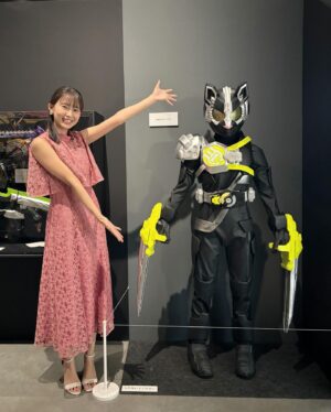 Nene Shida Instagram - もう観てくれた人ー！🙋🏻

生誕50周年記念
『THE仮面ライダー展』
📍ところざわサクラタウン ( @sakuratownjp )

5月6日(月)まで開催中です💫

埼玉県出身として、先日のオープニングセレモニーにて埼玉スペシャルアンバサダーを務めさせていただきました🌸
レジェンドのお二方と仮面ライダーの魅力を堪能しました💭

仮面ライダーハクビちゃんは、埼玉限定で展示されてますので、お見逃しなく‼︎☺︎

dress @and.couture