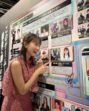 Nene Shida Instagram - もう観てくれた人ー！🙋🏻

生誕50周年記念
『THE仮面ライダー展』
📍ところざわサクラタウン ( @sakuratownjp )

5月6日(月)まで開催中です💫

埼玉県出身として、先日のオープニングセレモニーにて埼玉スペシャルアンバサダーを務めさせていただきました🌸
レジェンドのお二方と仮面ライダーの魅力を堪能しました💭

仮面ライダーハクビちゃんは、埼玉限定で展示されてますので、お見逃しなく‼︎☺︎

dress @and.couture
