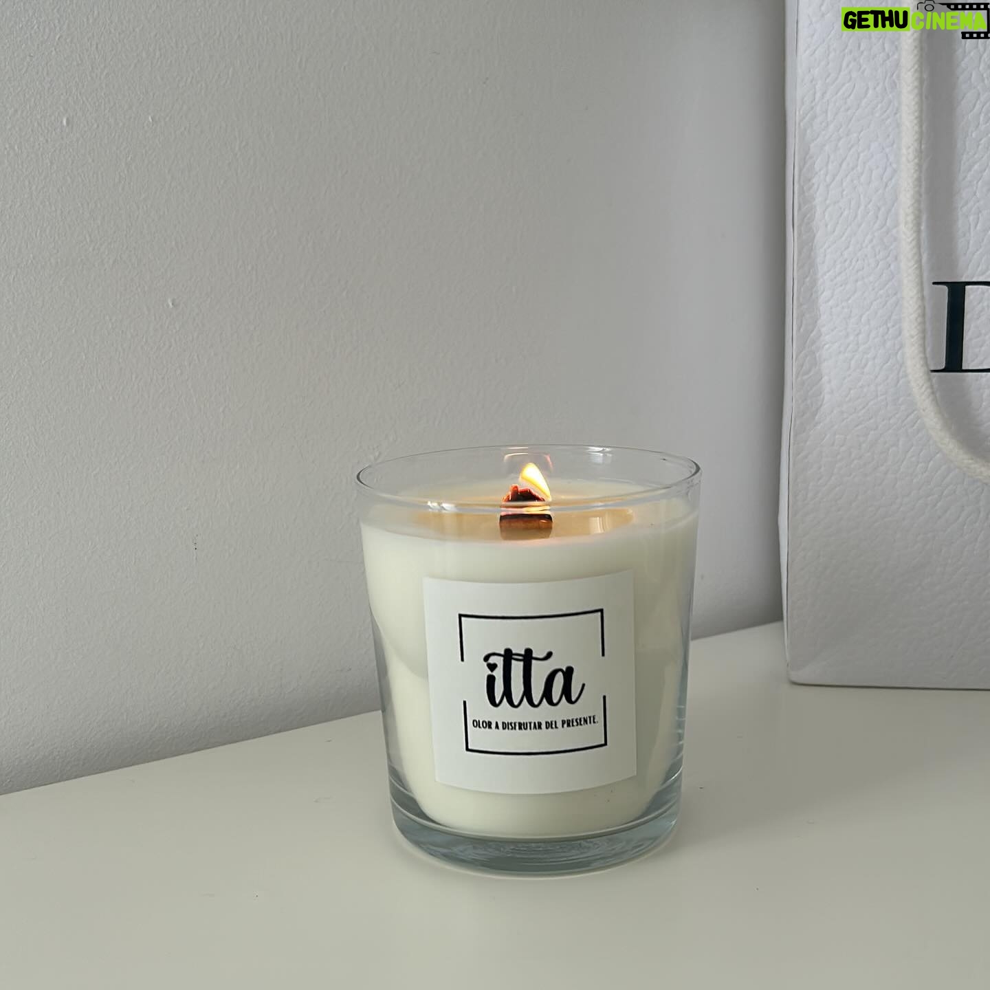 Nerea Camacho Instagram - Fanática de las velas y tener las mías propias en mi marca,me hace muy feliz 😊 Tenéis un 30% en toda la web con el código REBAJAS30 💥🤍✨ @itta_jewels