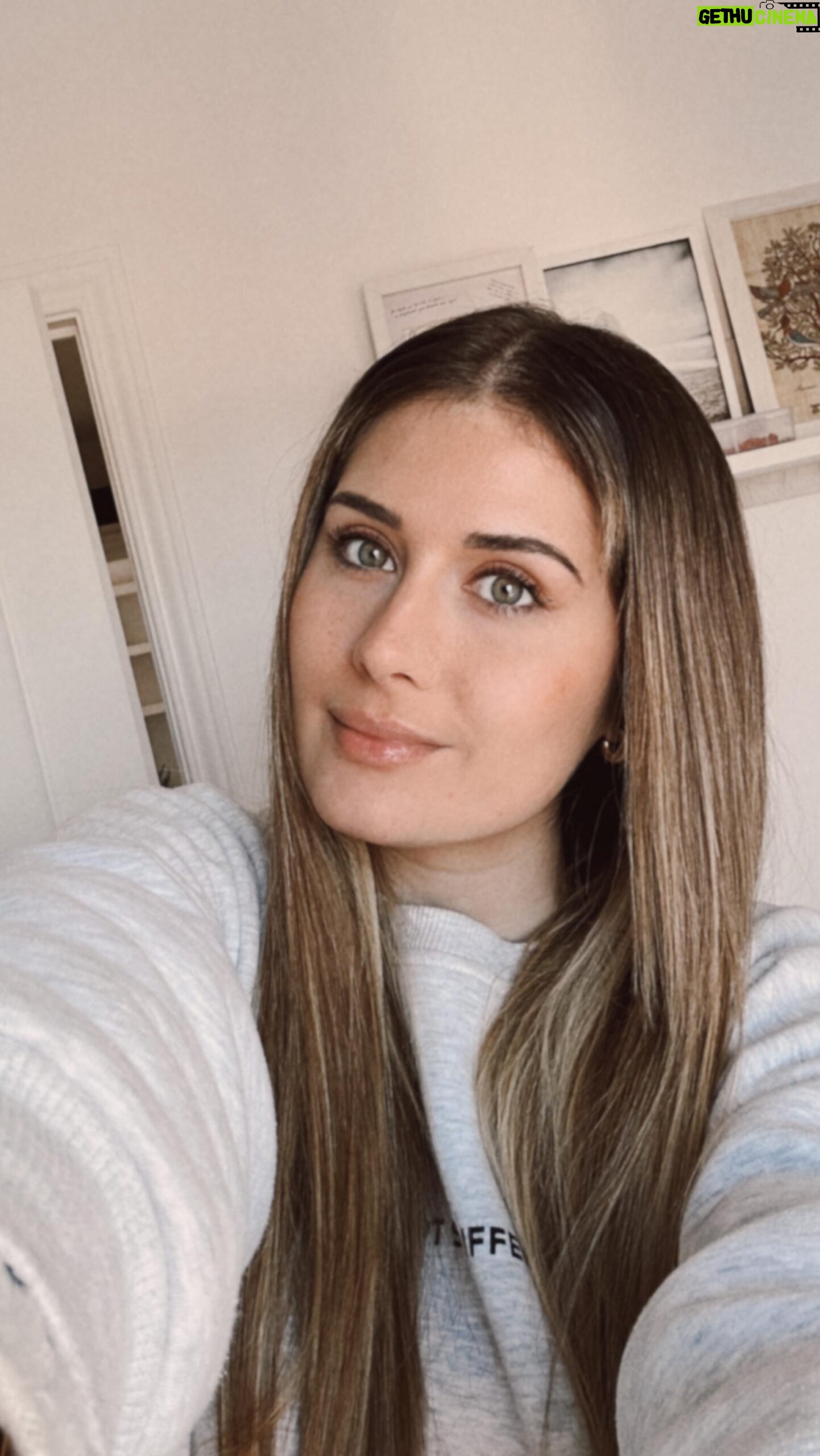 Nerea Camacho Instagram - Feliz con mi nueva adquisición de @ghdspain la plancha perfecta para pelos gruesos y largos 💥✨ Estoy súper feliz con ella y no dejo de usarla.