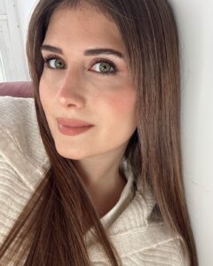 Nerea Camacho Instagram - Me apetecía volver a un color parecido al mío natural y cuidarme el pelo después del rubio. Gracias @mabelle.experience Estiy feliz con el resultado 🤎