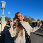 Nerea Camacho Instagram - Lo que me gusta a mí una cámara analógica 🩶 @lapeliculera