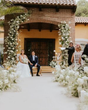 Nerea Camacho Instagram - Teníamos mil ganas de enseñaros la boda de @nerea_camachoo y @gonvelasco este verano en Almería♥️

Una boda súper especial diseñada al detalle, donde los tonos relajados y líneas limpias cobraban junto a ellos todo el protagonismo✨

📸 @miguel_frias_