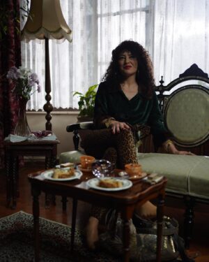 Nergis Öztürk Instagram - Nadire❤️ Ekip👊şahane kostümlerim @baranugurluu ❤️ şahane makyajım @nerimankardes ❤️şahane saçlarım  @fatihh_balci ❤️ @bergenfilmofficial @orchestracontent 🙏🙏🙏 #bergenfilm #nadire 📷 @afgankarahan