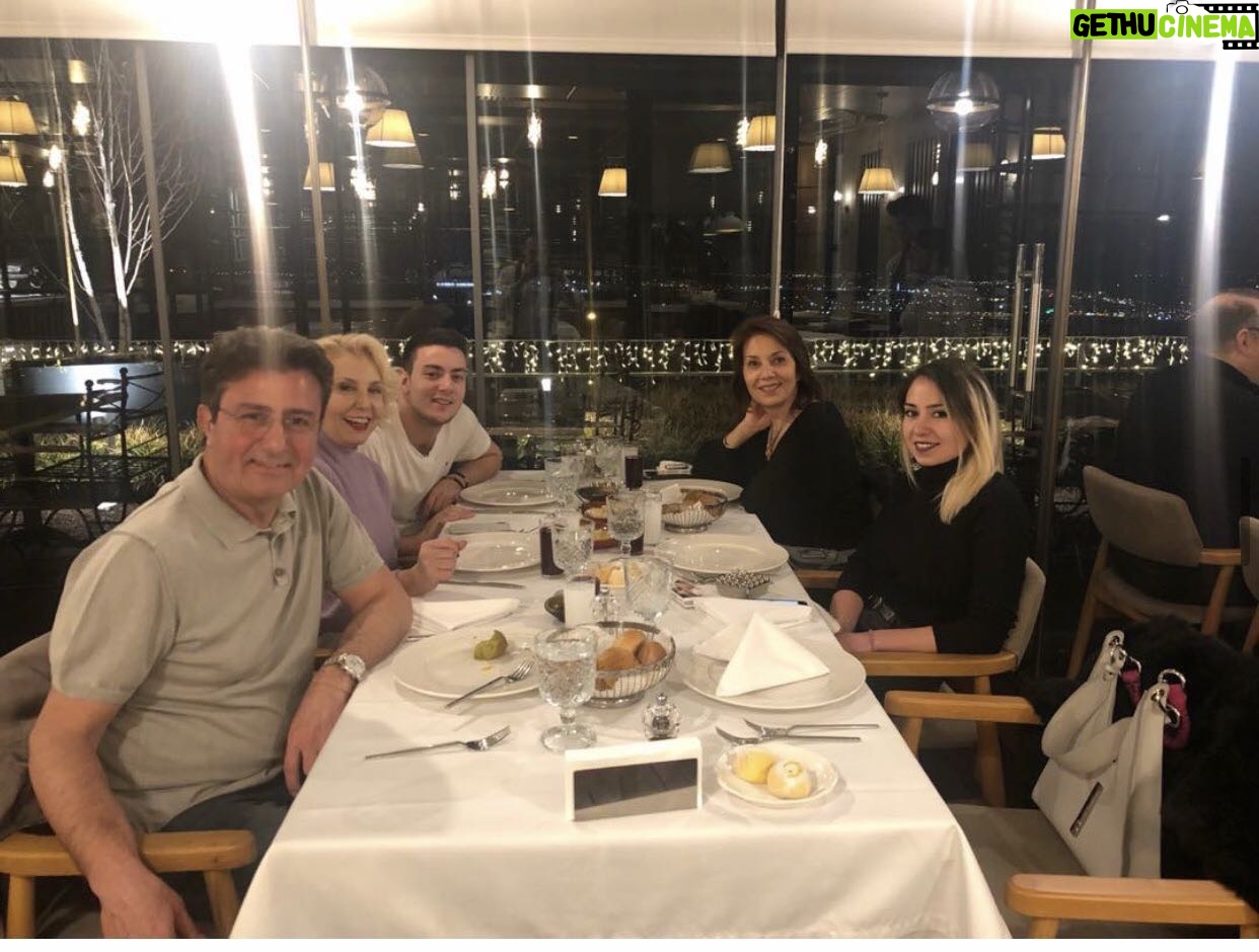 Nergis Kumbasar Instagram - Canım kardeşim @drkumbasar babalar günün kutlu olsun uzun yıllar güzel ailenle mutlu ve sağlıklı bir yaşam dilerim❤️🙏🏻❤️