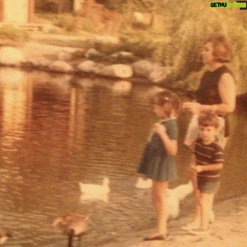Nergis Kumbasar Instagram - Tüm annelerimizin anneler günü kutlu olsun ❤️🧿❤️