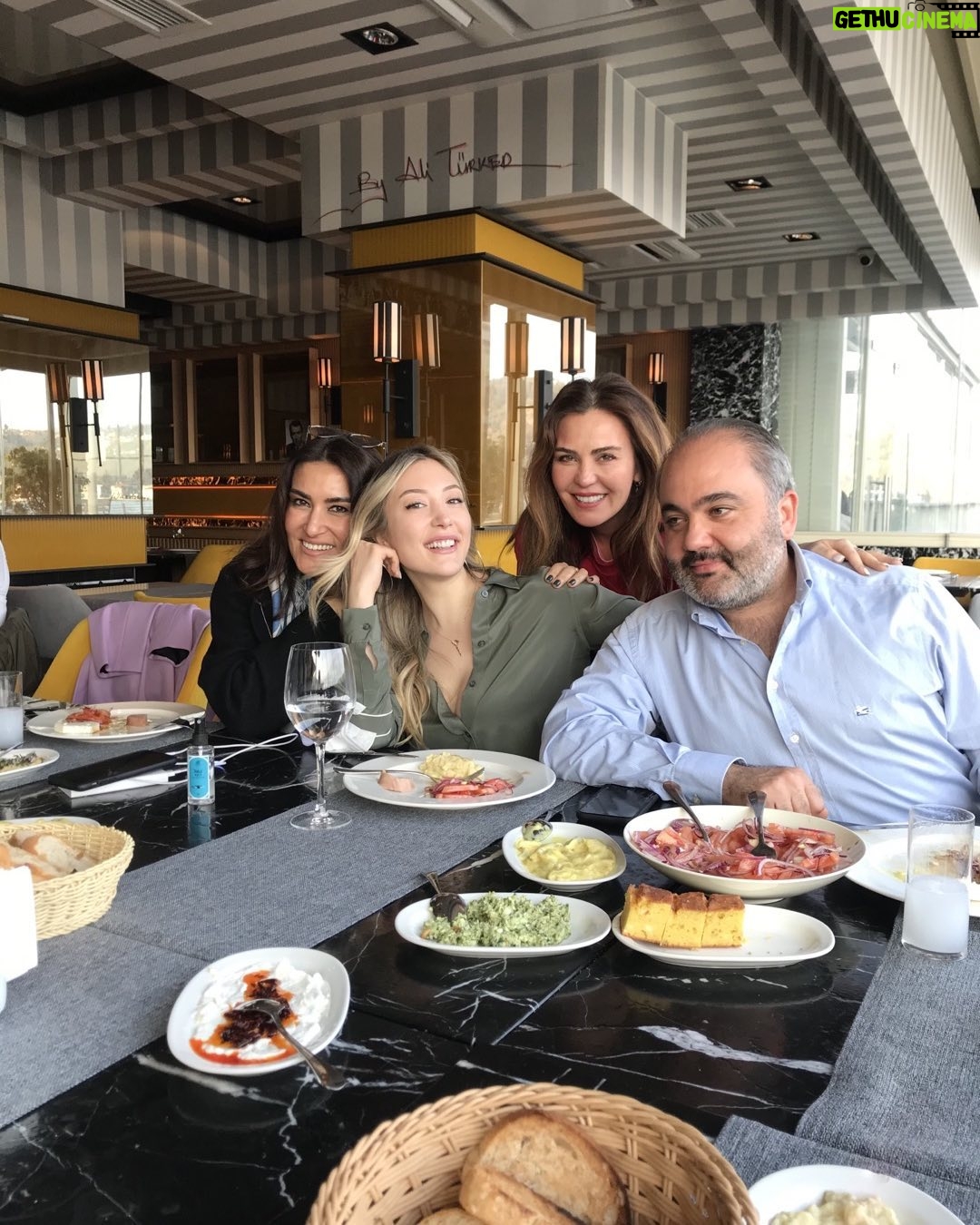 Nergis Kumbasar Instagram - @sennurgönül @dr.emekkülür @yasminerbil @mehmetreşatakpınar ❤️❤️❤️❤️❤️ @barboon by atlas balık @örfibilgin 🍀🌈🙏🏻