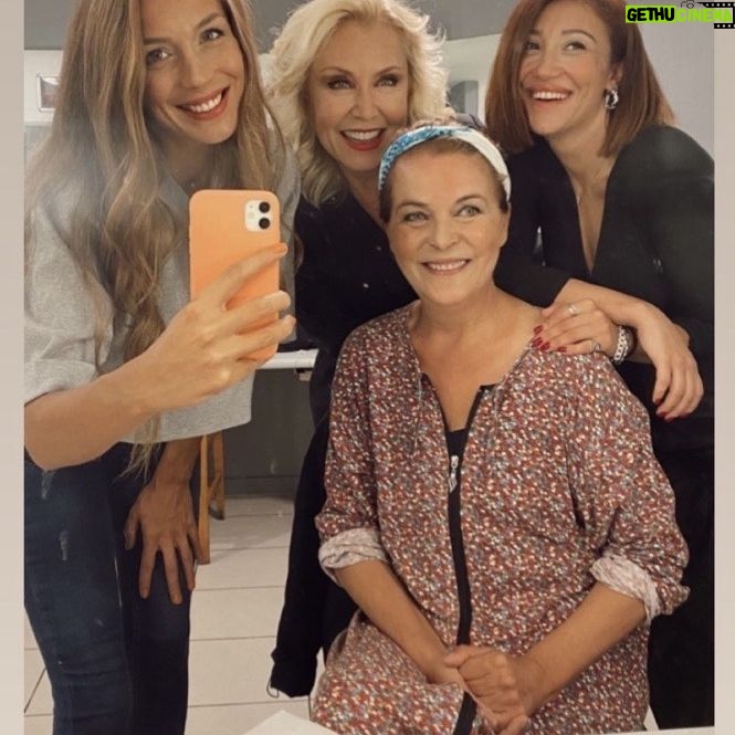 Nergis Kumbasar Instagram - Yeni sezonun ilk oyununu oynayacak olmanın mutluluğu #eteklervepantalonlar @tiyatroyeditepe 🧿🍀🙏🏻