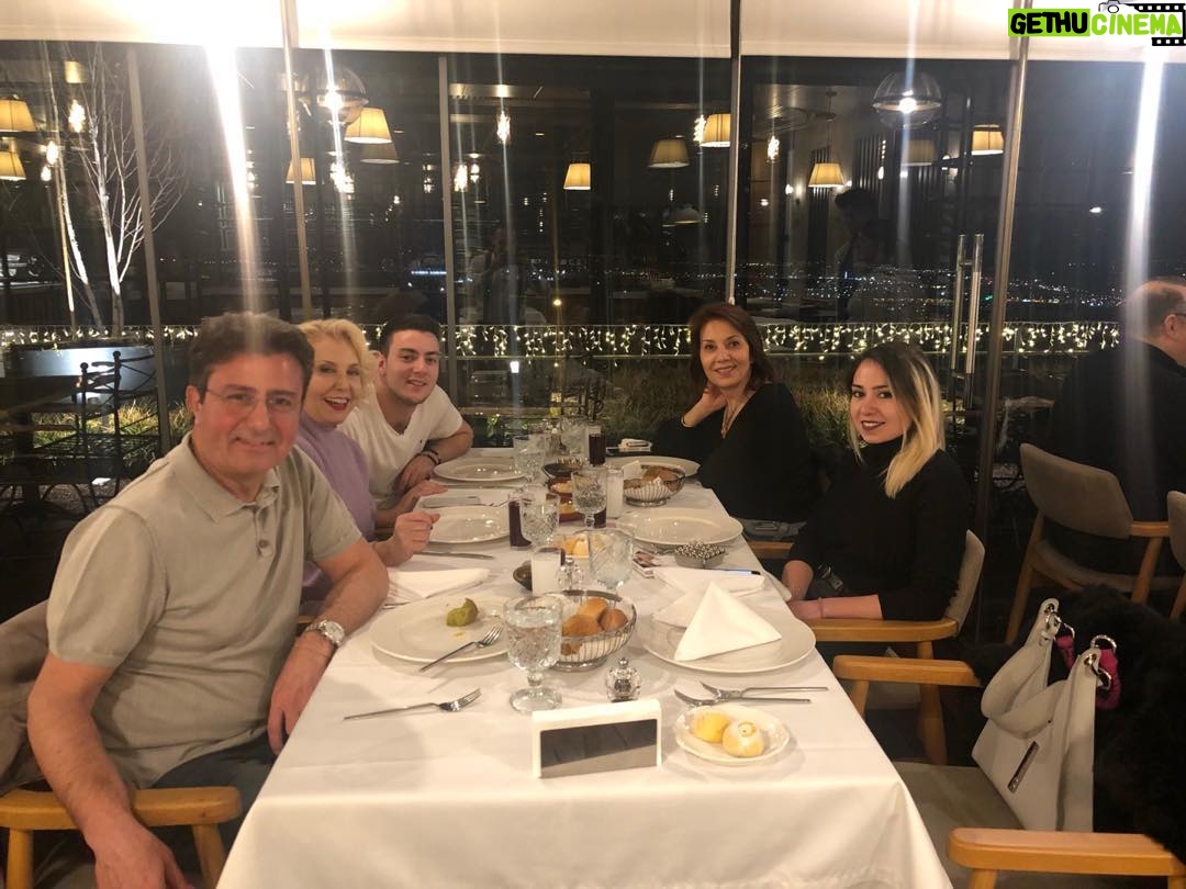 Nergis Kumbasar Instagram - Oyun sonrası aile yemeği @denizkumbasar @drkumbasar @ecemkumbasar @alpkum Yasmin im @yasminerbil bir dahaki sefer hep birlikte İnşallah ❤️❤️❤️