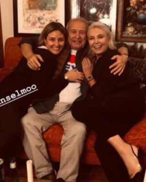 Nergis Kumbasar Instagram - Küçük Nergis büyümüş ve tüm güzelliği ve zarafetiyle yıllar sonra karşıma çıkmış,Hilmi de aramıza giirip dilek tutmuş💙Yıllar su gibi akıyor hep böyle sağlıkla mutlulukla tüm sevdikleimizle İnşallah🍀🌈🙏🏻🎂🎂🎂 @anselmoo