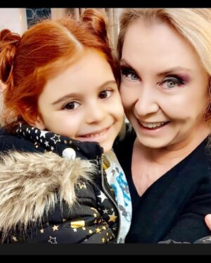 Nergis Kumbasar Instagram - Benim güzel ve sıcak kanlı Çileğim 🍓🍓🍓 @eylul_ugan 🌈🍀🙏🏻 @sihirliannemexxendizi 💫💫💫🦄🦄🦄⭐️⭐️⭐️