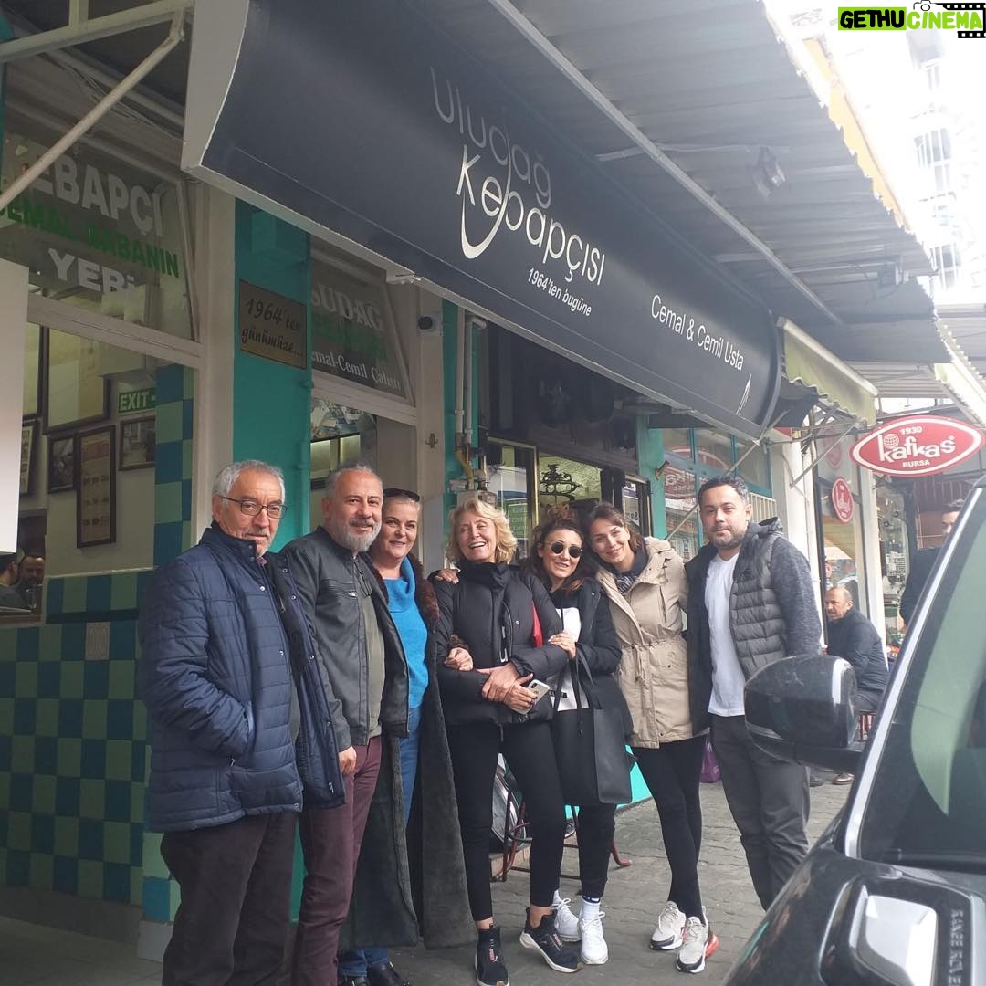 Nergis Kumbasar Instagram - #eteklervepantolonlar oyunumuzun 60. kez sahnelenmesini Bursa Cemal Cemil Usta da iskender kebapla kutluyoruzππππππ»