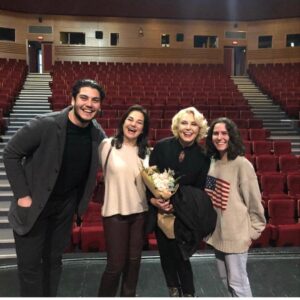 Nergis Kumbasar Instagram - @laleozdemir  ne iyi ettiniz de geldiniz,güzel çiçekler için çoook teşekkür ederim💙💙💙