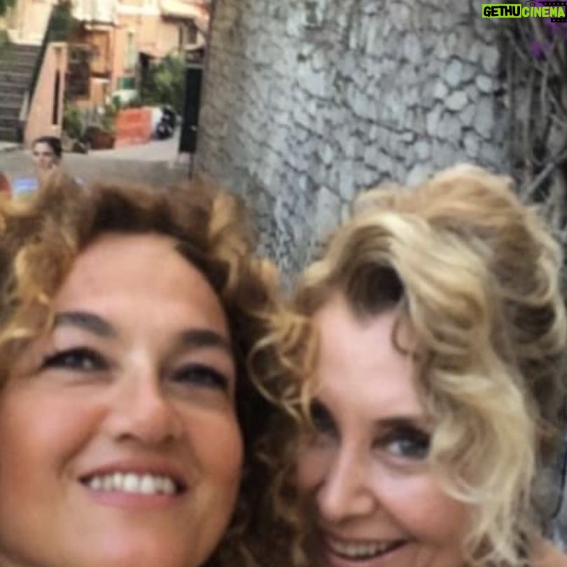 Nergis Kumbasar Instagram - Benim güzel dostum iyi ki hep yanımdasın,tüm sevdiklerinle nice güzel,sağlıklı,mutlu,bereketli yaşlar diliyorum @enderowski 🍀🌈🙏🏻