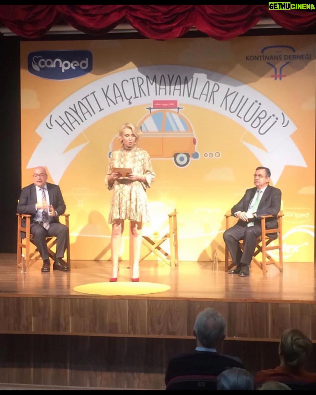Nergis Kumbasar Instagram - Prof.Dr.Tufan Tarcan ve Prof.Dr.Ceyhun Özyurt hocalarımızla idrar kaçırmanın bir problem olduğunu ancak tedavisi olduğunu konuştuk 💛💛💛