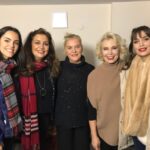 Nergis Kumbasar Instagram - Arkadaşım @mineerelcetinel eşi Haluk ve güzel kızları Yasemin le oyunumuzu izlemeye gelip beni çok mutlu ettiler💙😘🙏🏻