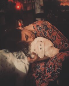 Neslihan Arslan Instagram - “O kadar uzun boylu değil Modiglianı sevmeler. - Kelim o işte. - Aklımın uçtuğunun resmidir. Uzat boynunu, burnundan öpeceğim.” / C. Onay 📷 @nehirrzn 🌸