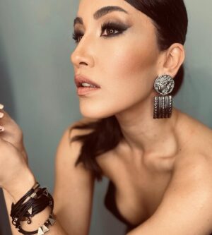 Neslihan Arslan Instagram - @makeupiremyanar 
@iremyanarbeauty