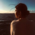 Neslihan Arslan Instagram - “ -Hadi anlat- deseler anlatamam, bir yere gidiyorken, cayıp, bir başka yere gitmeyi.” … 🐚 / Edip Cansever 📷 @ulascihan 🪷