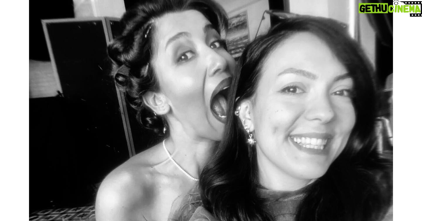 Neslihan Arslan Instagram - #BursaBulbuluFilm ‘i bugün itibari ile artık seyirciyle.. Beni bilen çok iyi bilir ki güzel zamanlarda fotoğraf çekmek, çektirmek aklıma inatla gelmez :) Şuraya iliştirdiğim fotoğraflar neyse ki diğer güzel arkadaşlarımın akıl edip çektiği fotoğraflar da bari yüreğimde olduğu gibi elimde de hatırı sayılır anılar oldu :) Ekip kocaman, ekip o kadar güzeldi ki inan olsun kelimelerle anlatamam ❣️ Kendimden hiç bahsetmeyeceğim. Müthiş bir ekiple, müthiş ama gerçekten müthiş insanlarla tanıştım kamera önü ve arkasıyla.. Ayacıklara taş değmesin arkadaşlar canımsınız, çok ama çok teşekkür ederim, çok ama çok seviyorum ayrı ayrı🍀 @bkmonline ile çalışmak (laf olsun diye söylemiyorum) sıcacıktı. @taskinsabah abiyi tanımak, zaman geçirmek, çalışmak yine kelimelerle asla anlatabileceğim bir şey değildi ama yine de kısaca “iyi ki ama iyi ki” ❣️ Ve son fotoğraf @hakanalgulofficial abi.. Çok ama çok be abi ♥️ Anısı çok, hatırası tok..