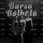 Neslihan Arslan Instagram - #BursaBulbuluFilm ‘i bugün itibari ile artık seyirciyle.. Beni bilen çok iyi bilir ki güzel zamanlarda fotoğraf çekmek, çektirmek aklıma inatla gelmez :) Şuraya iliştirdiğim fotoğraflar neyse ki diğer güzel arkadaşlarımın akıl edip çektiği fotoğraflar da bari yüreğimde olduğu gibi elimde de hatırı sayılır anılar oldu :) Ekip kocaman, ekip o kadar güzeldi ki inan olsun kelimelerle anlatamam ❣️ Kendimden hiç bahsetmeyeceğim. Müthiş bir ekiple, müthiş ama gerçekten müthiş insanlarla tanıştım kamera önü ve arkasıyla.. Ayacıklara taş değmesin arkadaşlar canımsınız, çok ama çok teşekkür ederim, çok ama çok seviyorum ayrı ayrı🍀 @bkmonline ile çalışmak (laf olsun diye söylemiyorum) sıcacıktı. @taskinsabah abiyi tanımak, zaman geçirmek, çalışmak yine kelimelerle asla anlatabileceğim bir şey değildi ama yine de kısaca “iyi ki ama iyi ki” ❣️ Ve son fotoğraf @hakanalgulofficial abi.. Çok ama çok be abi ♥️ Anısı çok, hatırası tok..