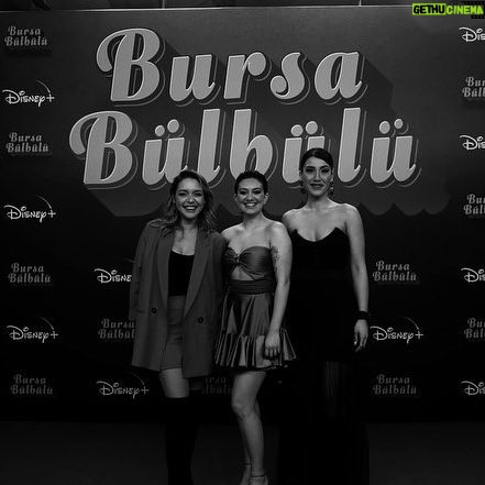 Neslihan Arslan Instagram - #BursaBulbuluFilm ‘i bugün itibari ile artık seyirciyle.. Beni bilen çok iyi bilir ki güzel zamanlarda fotoğraf çekmek, çektirmek aklıma inatla gelmez :) Şuraya iliştirdiğim fotoğraflar neyse ki diğer güzel arkadaşlarımın akıl edip çektiği fotoğraflar da bari yüreğimde olduğu gibi elimde de hatırı sayılır anılar oldu :) Ekip kocaman, ekip o kadar güzeldi ki inan olsun kelimelerle anlatamam ❣️ Kendimden hiç bahsetmeyeceğim. Müthiş bir ekiple, müthiş ama gerçekten müthiş insanlarla tanıştım kamera önü ve arkasıyla.. Ayacıklara taş değmesin arkadaşlar canımsınız, çok ama çok teşekkür ederim, çok ama çok seviyorum ayrı ayrı🍀 @bkmonline ile çalışmak (laf olsun diye söylemiyorum) sıcacıktı. @taskinsabah abiyi tanımak, zaman geçirmek, çalışmak yine kelimelerle asla anlatabileceğim bir şey değildi ama yine de kısaca “iyi ki ama iyi ki” ❣️ Ve son fotoğraf @hakanalgulofficial abi.. Çok ama çok be abi ♥️ Anısı çok, hatırası tok..