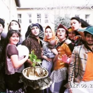 Neslihan Arslan Instagram - Hayatı buradan anlamak
ve hatta bazen de anlayamamak pek güzeldi 🌹 Hâlâ da öyle..

Mimar Sinan Güzel Sanatlar Üniversitesi 
Tiyatro 2005-2009 🤍

Son fotoğraf “devrem”deki çiçekler fotoğrafı :)

Çok anı var..
Sarıldım çocuklar 🤍

Kutlu olsun 🌹