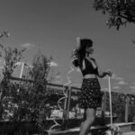 Neslihan Arslan Instagram - Terası ve çiçekleri yıkama işi bizde her daim bir fotoğraf çekimine dönüşür Münevver abla 🖤🍃
