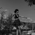 Neslihan Arslan Instagram - Terası ve çiçekleri yıkama işi bizde her daim bir fotoğraf çekimine dönüşür Münevver abla 🖤🍃