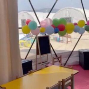 Neslihan Arslan Instagram - Bireysel desteklerle yapılan ve teslim edilen birinci kreş bu… Yarın ikincisi teslim edilecek.. İlk günden beri TÜYAP Kitap Fuarı’nda bu kreşlerle birlikte depremzedelerimiz için Tiny house yapan arkadaşlar, onlara destek olan gönüllü arkadaşlar, bunu paylaşıp duyurulmasına yardımcı olan ve zaten  deprem bölgelerinde yaşanan her konuya her şekilde yardımcı olmaya çalışan herkes.. Ne desem az.
Çok sarılıyorum hepimize…🖖🏿❤️‍🩹❤️

@ersgok , @ilkerkizmaz ve birlikte çalıştığınız, size destek olmaya gelen kim varsa çok yaşayın emi 🥲🤍

Elden ele böyle güzel ilerlemek için destek olmaya, haberleşmeye, yardımlaşmaya devam 🖖🏿