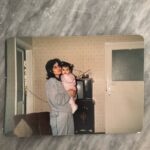 Neslihan Arslan Instagram - Sonrasında, yaşadığım yer neresi olursa olsun, evle ilgili bi muhabbet olduğunda ara ara “bizim ev” ya da “bizde” diye anlattım. Anlatıyorum da hâlâ bazen. Hüzün sıfır ve hatta aksine bi gülümseme geliyo. Herhalde üstünden doğru geçmek böyle bi şey zamanın.. Ya da değil… Nee bileyim ben :) 28’i Mayıs’ın 🌷
