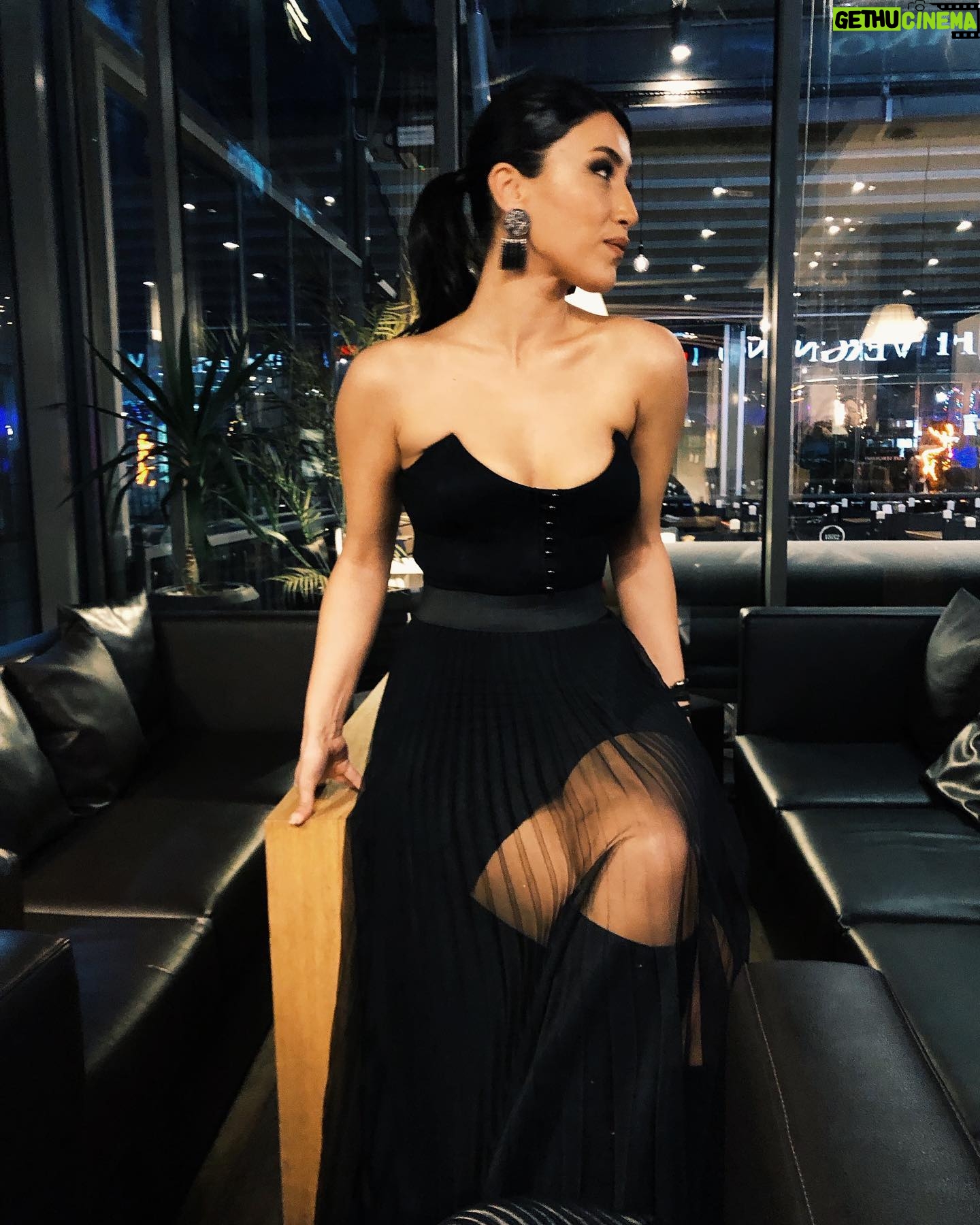 Neslihan Arslan Instagram - Dün #bursabulbulufilm ‘imizin galasına beni çiçek gibi hazırlayan, yaptıkları bütün işlerin hayranı olduğum güzelim ekip şöyle; Kıyafet @haktanbucke 🖤💫 @yildirimozdemir ✨ Makyaj @makeupiremyanar ❤️🔥 Saç @muharremsen.hairart 🤍