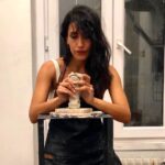 Neslihan Arslan Instagram - “Kimileyin seviyorum (Sevmek, kuşların bir an boş bıraktıkları ağaçtır). … Ey cesaret, hep dolu tut bardağımı. Sevgi ve umut birdir, yalnızlık ve cesaret bir.” Melih Cevdet Anday 🌹