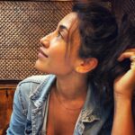 Neslihan Arslan Instagram - Evet Nesli hanım, oralarda bir yerdedir. Belki ilk bakışta göremezsiniz ama duyarsınız kesinlikle sesini. Orada ya da illaki yakınlarınızda bir yerde duruyordur. Aynen devam, gülümseyiniz. 🌾💭