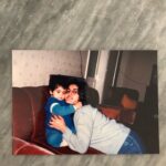 Neslihan Arslan Instagram - Sonrasında, yaşadığım yer neresi olursa olsun, evle ilgili bi muhabbet olduğunda ara ara “bizim ev” ya da “bizde” diye anlattım. Anlatıyorum da hâlâ bazen. Hüzün sıfır ve hatta aksine bi gülümseme geliyo. Herhalde üstünden doğru geçmek böyle bi şey zamanın.. Ya da değil… Nee bileyim ben :) 28’i Mayıs’ın 🌷