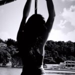 Neslihan Arslan Instagram - “Story’de kalmasın” dediğiniz pek çok şeyin içimizde kalmışlığı var arkadaşlar :) Neyse.. Bu kalmasın, aynen 🌬🌊🌹