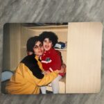 Neslihan Arslan Instagram - Sonrasında, yaşadığım yer neresi olursa olsun, evle ilgili bi muhabbet olduğunda ara ara “bizim ev” ya da “bizde” diye anlattım. Anlatıyorum da hâlâ bazen. Hüzün sıfır ve hatta aksine bi gülümseme geliyo. Herhalde üstünden doğru geçmek böyle bi şey zamanın.. Ya da değil… Nee bileyim ben :) 28’i Mayıs’ın 🌷