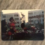 Neslihan Arslan Instagram - Sonrasında, yaşadığım yer neresi olursa olsun, evle ilgili bi muhabbet olduğunda ara ara “bizim ev” ya da “bizde” diye anlattım. Anlatıyorum da hâlâ bazen. Hüzün sıfır ve hatta aksine bi gülümseme geliyo. Herhalde üstünden doğru geçmek böyle bi şey zamanın.. Ya da değil… Nee bileyim ben :) 28’i Mayıs’ın 🌷