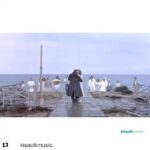 Neslihan Arslan Instagram – Yine izledim 🌺 Yine izlerim 🌺

“   Gülümsüyorsun ama üzgün olduğunu biliyorum. Gidip sana bir kaç kelime alayım mı?
Pahalı olabilirler.
‘Xenitis’.

– ‘Xenitis’ mi? ‘Sürgün’…

  ‘Yabancı’… Her yerde. “

 eternity and a day / Angelopoulos ❤️