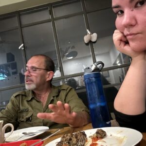 Netta Instagram - השעון יראה חצות ממש עוד רגע,ובחשכה הגדולה ביותר שידענו כעם תתחלף שנה. 
אין מה לסכם. 
אין מה לחגוג . אבל חשוב לציין שפגשתי בחודשים האחרונים גיבורים אמיתיים. כאלו שרואים בסרטים. 
פגשתי את אנה ויוסף, זוג קשישים שהגנו על נכדיהם בבגופם בממד מפני מחבלים ששרצצו את הדלת שלהם בכדורים רבים. הם הצילו את בני משפחתם - וניצלו בעצמם בנס רפואי.
ליוויתי את משפחת יותם חיים שנחטף לעזה . את המתופף שלי תובל אבא שלו רביב ואחותו נויה - ואת איריס אמו שסלחה בגדולת נפש לחיילים שירו בשוגג בבנה יותם - ובכך הצילה גם את חייהם.
המעגל הקרוב שלי התגייס. לא שהייתה ברירה אבל גם לא היתה שאלה. 
נדב שלי , ניב שלי 
ובראש ובראשונה אבא שלי, בגיל 60. 
אין לי שום השראה או מושג לאן מפה, אבל אני מחזיקה חזק בנקודות האור האלה. כדי לא לשכוח שיש אור. 
שיש אהבה. 
למרות שהיא בדרך מפסידה
היא בסוף חייבת לנצח.